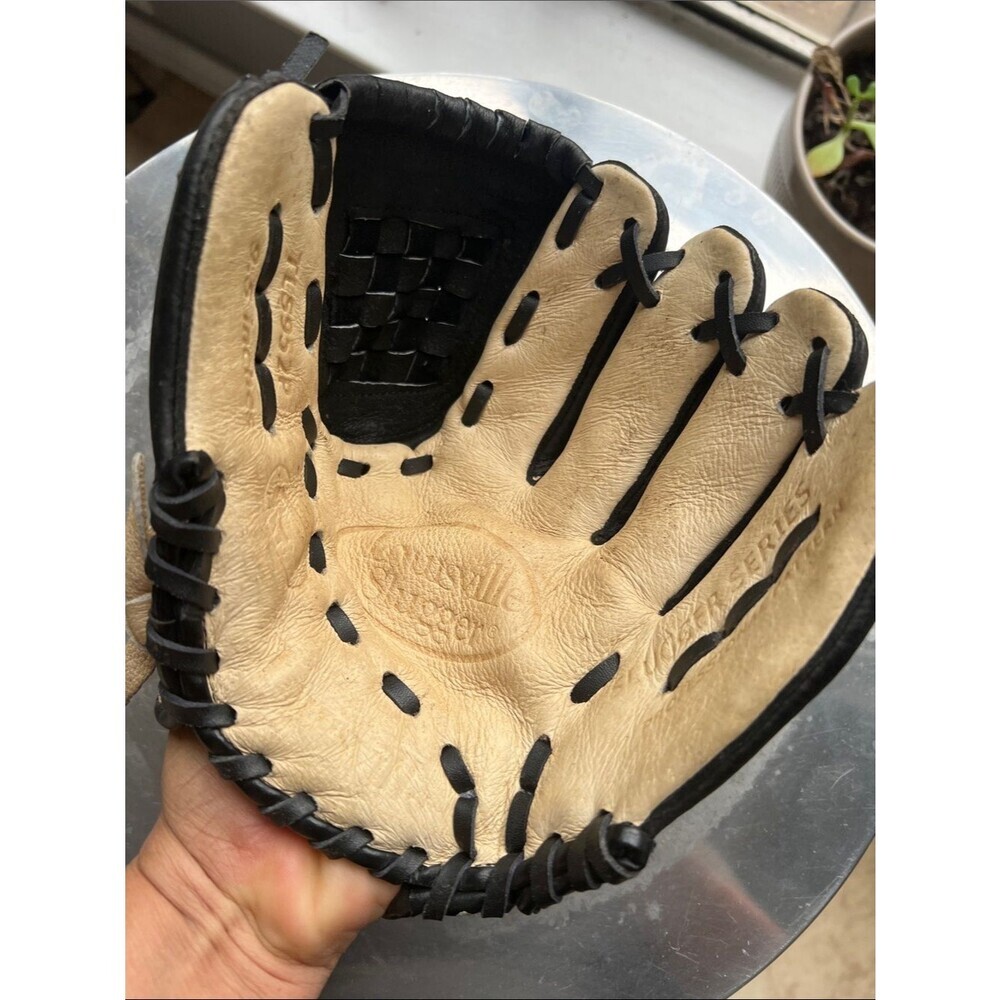 Youth Baseball Glove in Beige and Black – Classic Leather Mitt